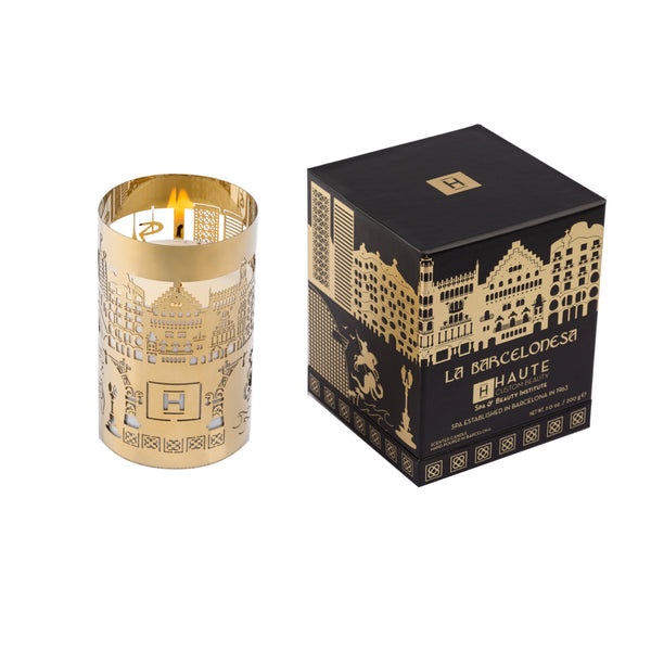 The candle uses our signature scent that was custom created for the Spa & Beauty Institute in Barcelona using fresh herbs and dry leaves from the Catalonia forests. 